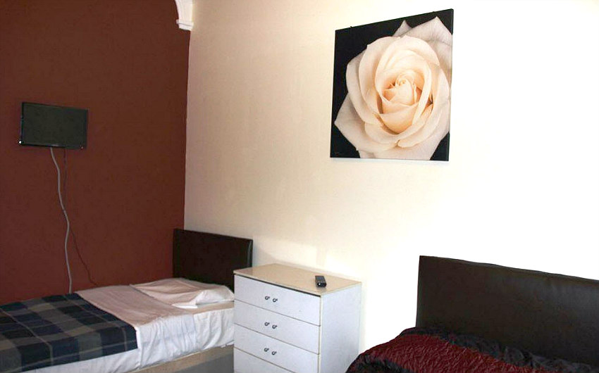 Twin room at Collingham Place Studios