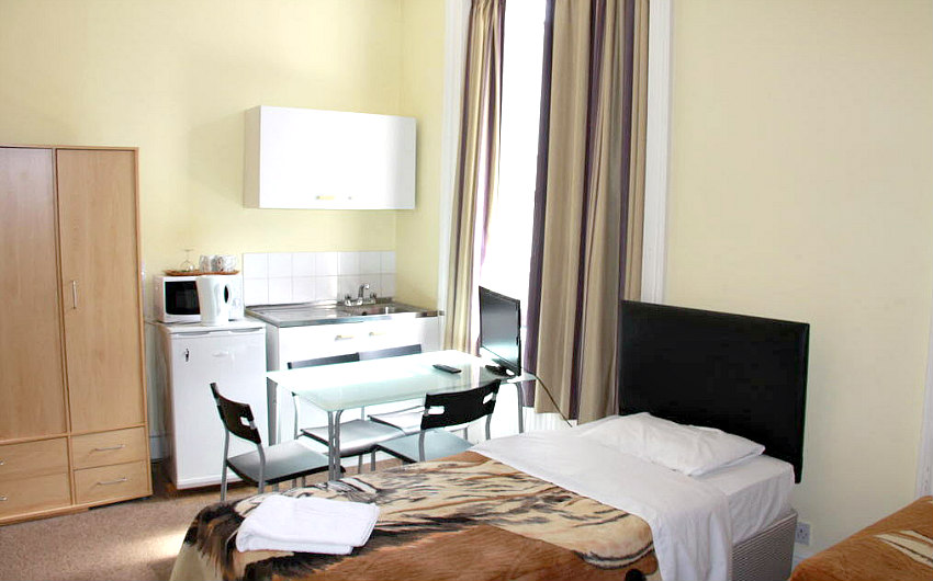 Twin room at Collingham Place Studios